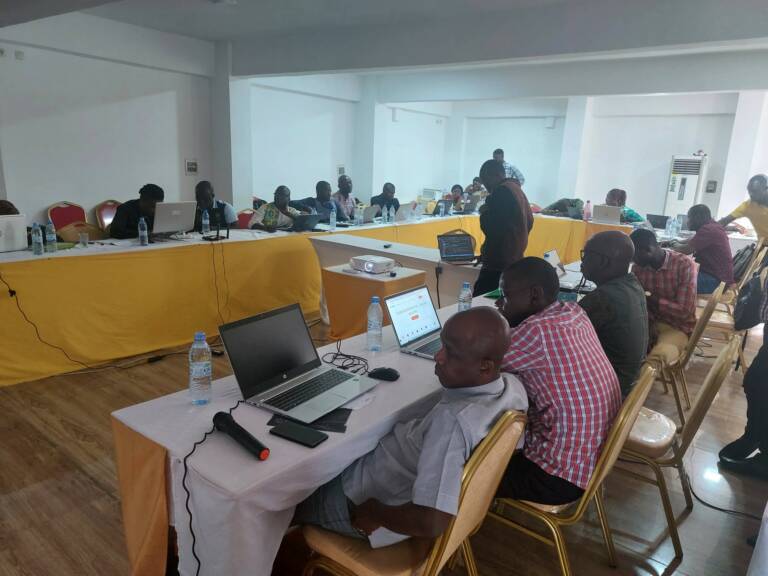 Participants à l'Atelier de présentation de la BDCC de SIGDEP à Bouaké, Côte d'Ivoire. Vue d'ensemble de la salle de conférence